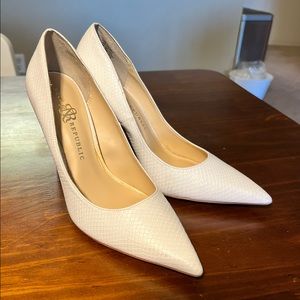 Rock & Republic White Snakeskin Pumps 10